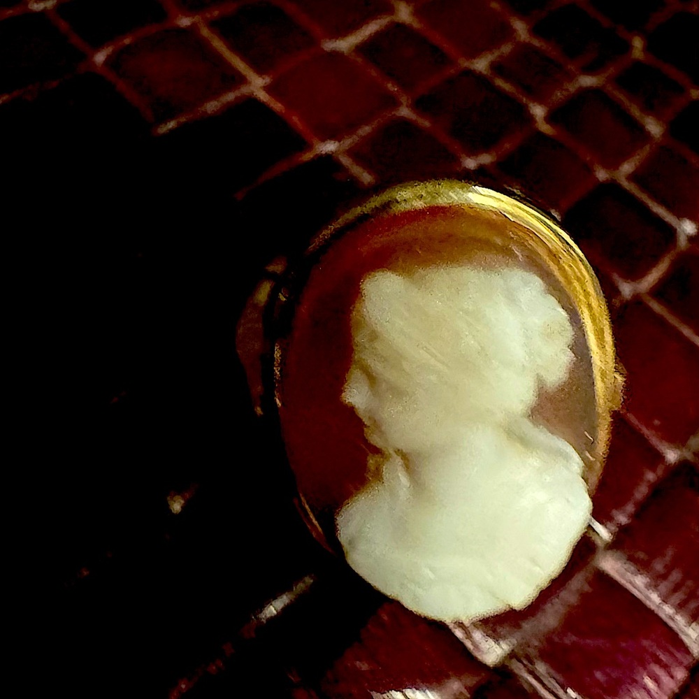 Cameo orange shell lady’s ring.